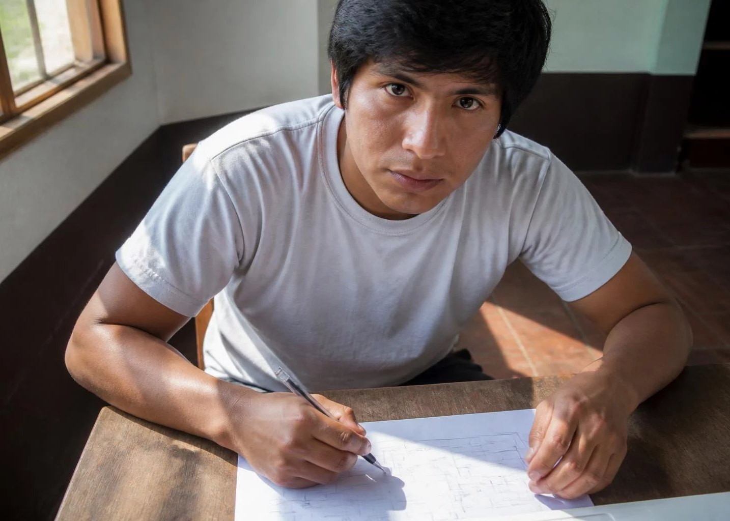 Escritorio visto desde arriba, con un esquema dibujado a mano